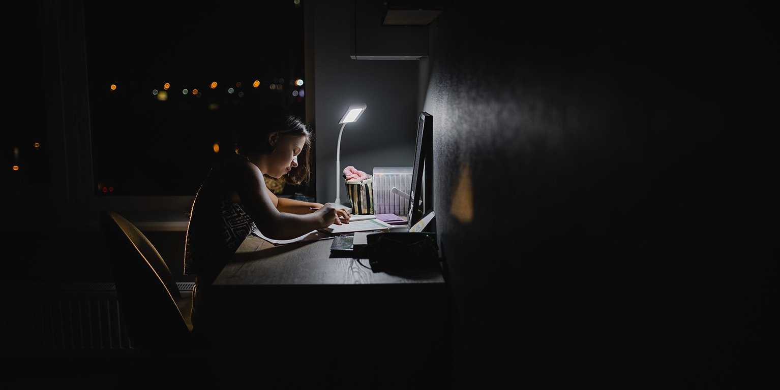 femme dans le noir qui n'a pas la bonne éclairage pour une webdiffusion